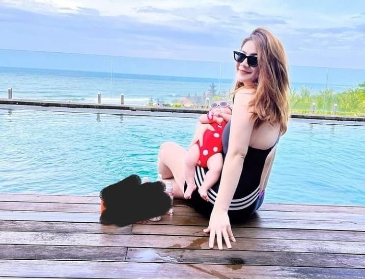 Pakai Baju Renang saat Gendong Anak, Body Langsing Felicya Angelista Tuai Pujian
