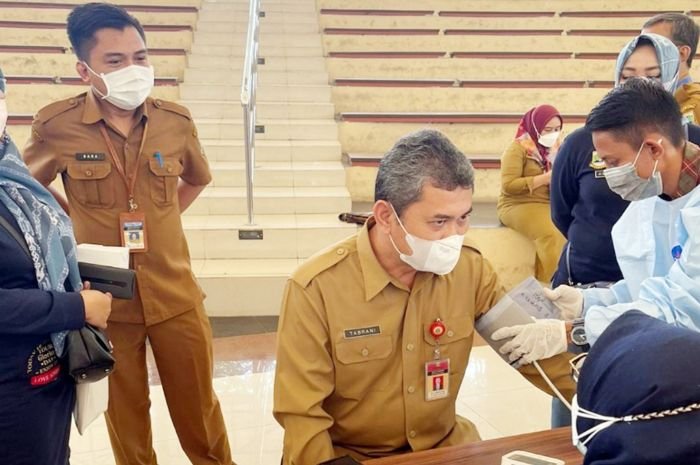 Jamin Pelayanan Optimal, Pegawai Dindikbud Banten Disuntik Vaksin Booster 1 Jamin Pelayanan Optimal, Pegawai Dindikbud Banten Disuntik Vaksin Booster