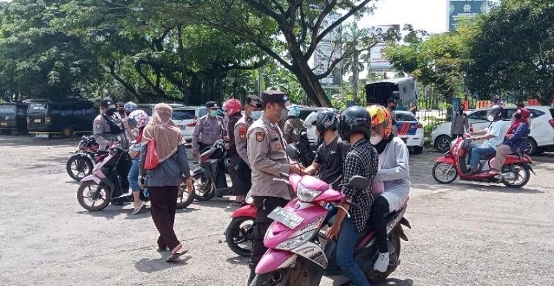 Puluhan Pengendara di Rangkasbitung Terpaksa Disuntik Vaksin di Tempat, Penyebabnya Ini 1 Puluhan Pengendara di Rangkasbitung Terpaksa Disuntik Vaksin di Tempat, Penyebabnya Ini