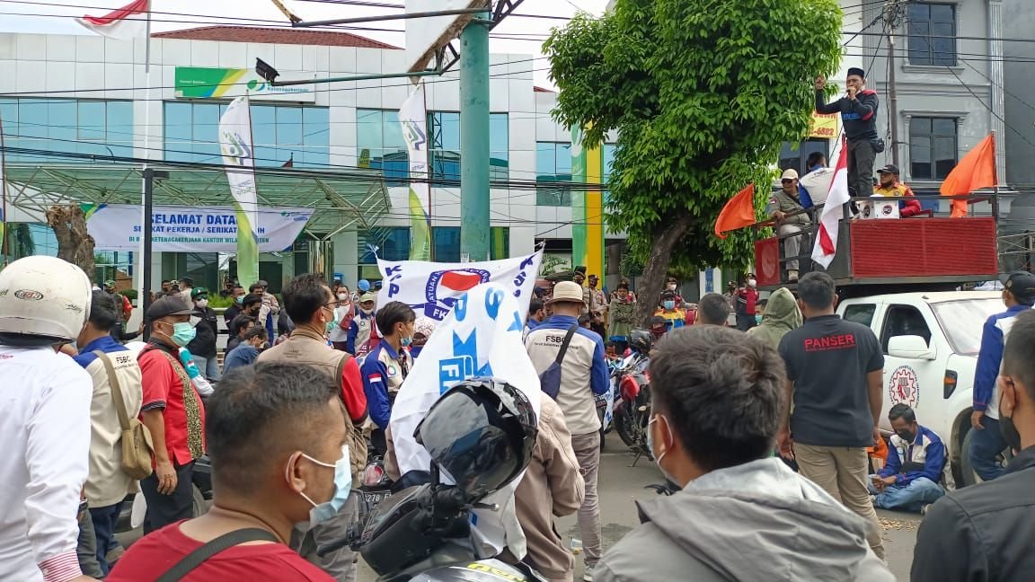 Buruh Banten Gelar Aksi Tolak Permenaker Soal JHT 3 Buruh Banten Gelar Aksi Tolak Permenaker Soal JHT