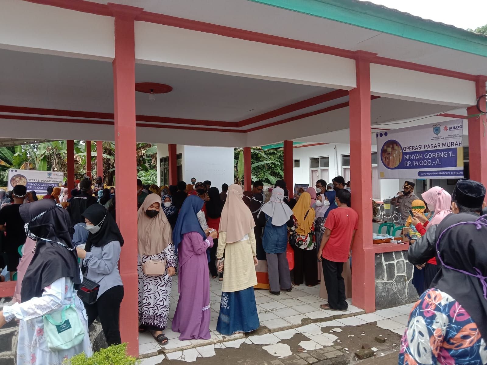 Warga Menes Pandeglang Berkerumun Antre Beli Minyak Goreng Murah