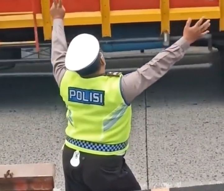 Viral! Seorang Polisi Sedang Joget di Pinggir Jalan, Jadi Idaman Para Supir