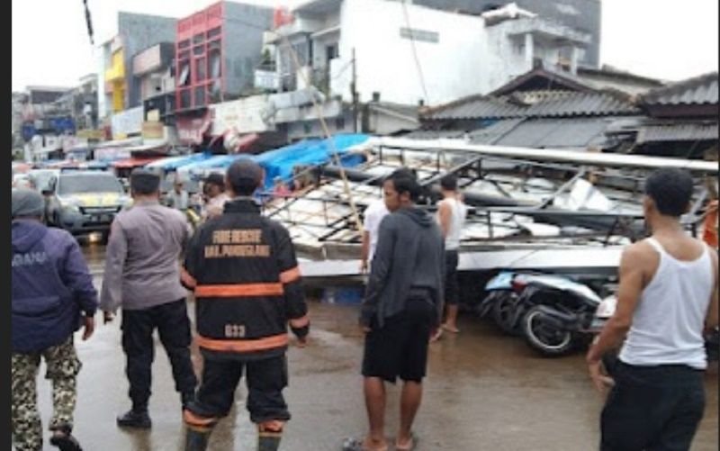Papan Reklame di Pasar Labuan Ambruk Timpa Kendaraan dan Kios 2 Papan Reklame di Pasar Labuan Ambruk Timpa Kendaraan dan Kios