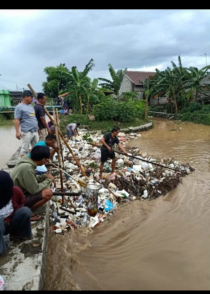 Dewan Berkarya Cilegon Bersihkan Tumpukan Sampah Kali Tumpang Nyikambang, Dimas: Ini Antisipasi Air Meluap Ke 9 Dewan Berkarya Cilegon Bersihkan Tumpukan Sampah Kali Tumpang Nyikambang, Dimas: Ini Antisipasi Air Meluap Ke
