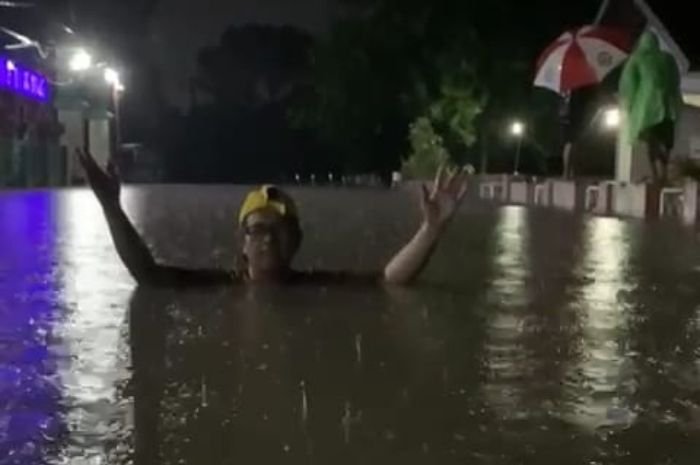 BMKG Jelaskan Penyebab Hujan Semalaman yang Akibatkan Banjir di Kota Serang 1 Banjir Seleher Orang Dewasa, Warga Kompleks Padma Raya Kota Serang Teriak Minta Tolong