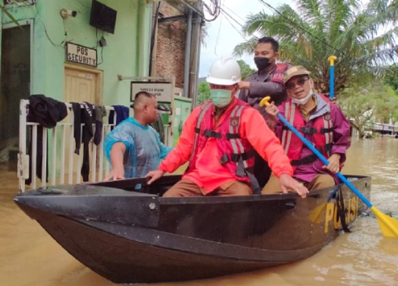 Walikota Syafrudin Naik Perahu Tinjau Banjir di Perumahan Padma Raya, Puluhan Bayi Diselamatkan