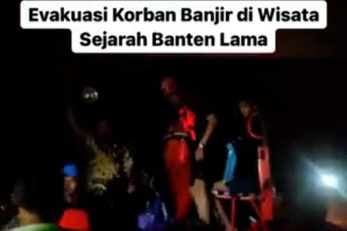 Seharian Terjebak Banjir, Para Peziarah Berhasil Dievakuasi dari Kawasan Wisata Banten Lama