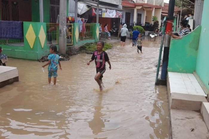 Banjir Masih Genangi Lingkungan Cibeber Barat Kota Cilegon, Warga: Tolong Pak Helldy! 2 Banjir Masih Genangi Lingkungan Cibeber Barat Kota Cilegon, Warga: Tolong Pak Helldy!