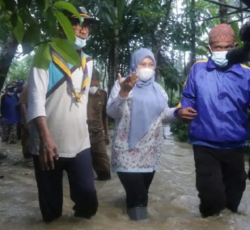 Bupati Irna Nekat Terobos Banjir untuk Distribusikan Makanan dan Logistik Kepada Warga