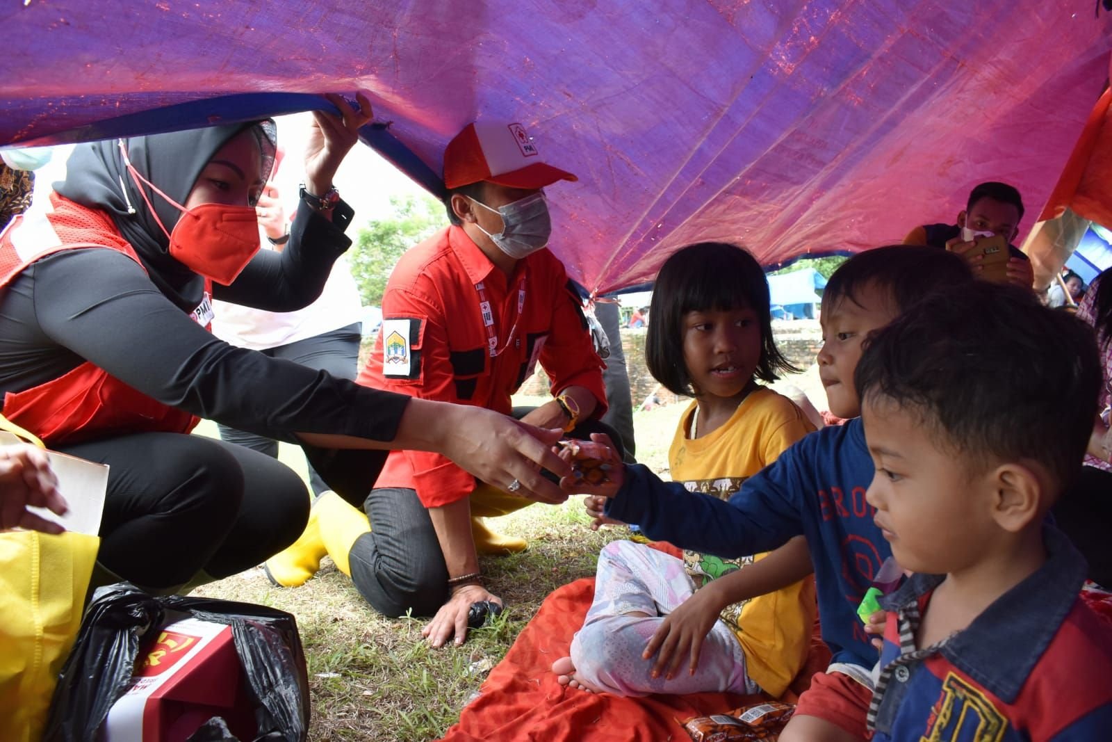 Pengungsi Banjir Banten Lama Butuh Selimut dan Pakaian