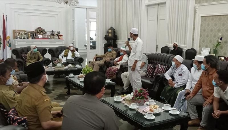 Tokoh Masyarakat dan Mahasiswa Baksel Ngadu ke Bupati, Minta Warem di Pulo Manuk Ditutup 9 Tokoh Masyarakat dan Mahasiswa Baksel Ngadu ke Bupati, Minta Warem di Pulo Manuk Ditutup