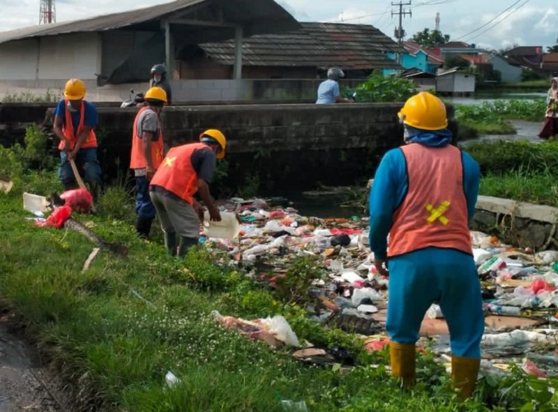Dinas PUTR Butuh Kendaraan Amfibi untuk Normalisasi Kali di Lingkungan Padat 5 Dinas PUTR Butuh Kendaraan Amfibi untuk Normalisasi Kali di Lingkungan Padat