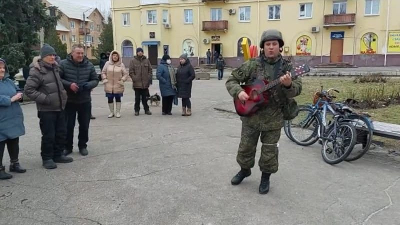 KABAR TERBARU UKRAINA: Rusia Blokir Bantuan Ke Mariupol 2 Tentara Rusia Hibur Warga Sipil Ukraina di Tengah Invasi, Bernyanyi Sambil Petik Gitar