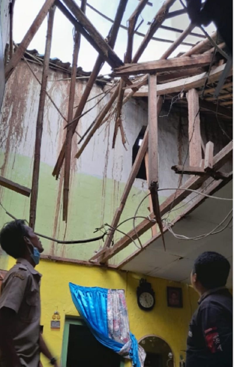 Atap Rumah Tukang Ojek di Ciwaduk Ambruk, Pemilik: Bangunan Tua Berumur 70 Tahun