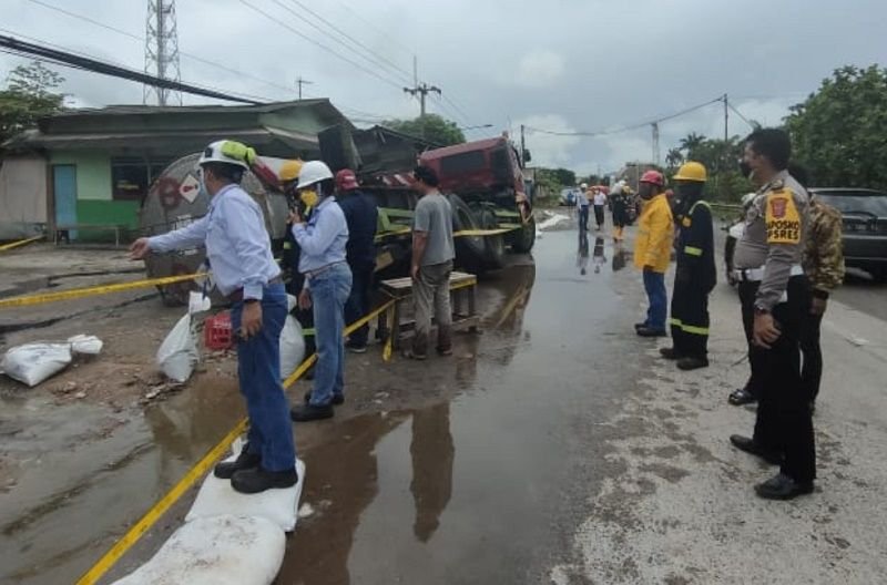 Truk Bermuatan Sulfuric Acid untuk PT Chandra Asri Terguling, Bahan Kimia Cair Berceceran