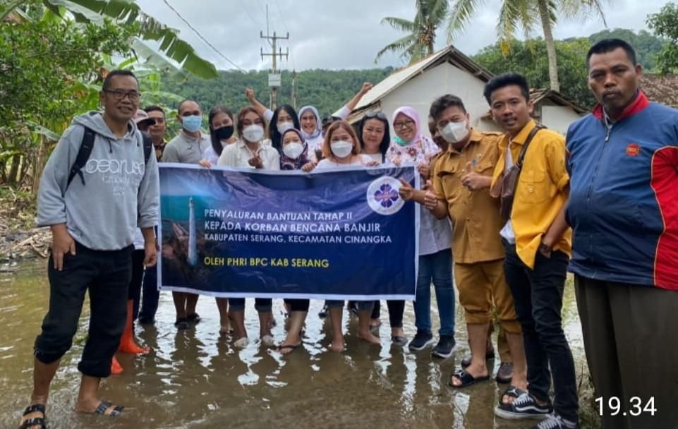 Bisnis Belum Pulih, Pengusaha Hotel Anyer Cinangka Salurkan Bantuan untuk Korban Banjir Cinangka 4 Bisnis Belum Pulih, Pengusaha Hotel Anyer Cinangka Salurkan Bantuan untuk Korban Banjir Cinangka