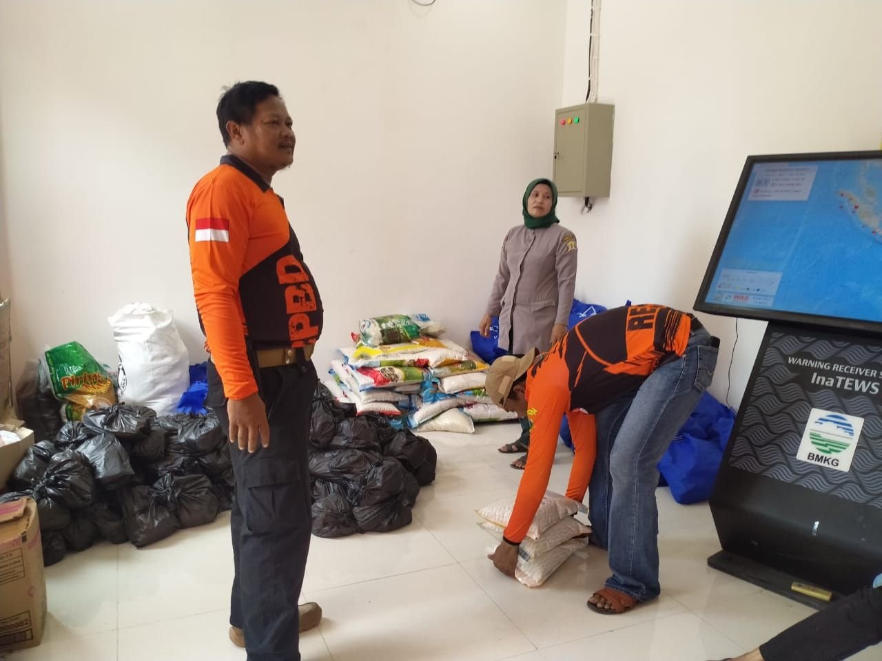 Tolong, Logistik untuk Korban Banjir di Kota Serang Mulai Menipis 1 Tolong, Logistik untuk Korban Banjir di Kota Serang Mulai Menipis