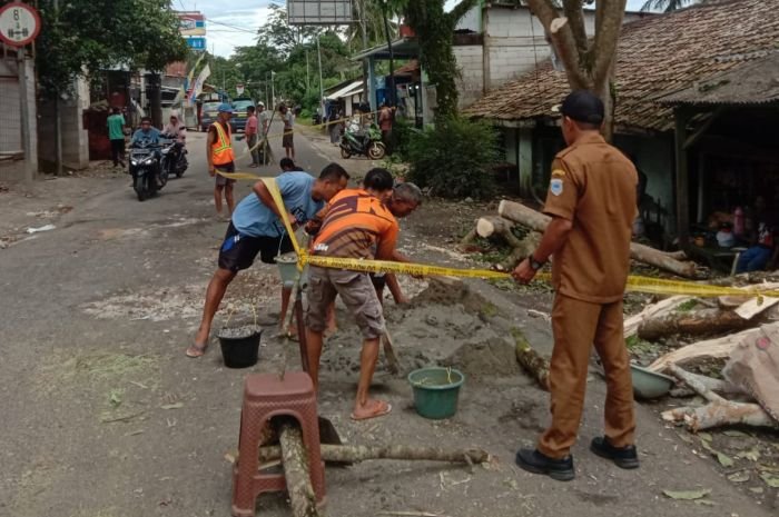 Berlubang, Warga Kadubungbang Swadaya Tambal Jalan Mandalawangi Pandeglang 1 Berlubang, Warga Kadubungbang Swadaya Tambal Jalan Mandalawangi Pandeglang