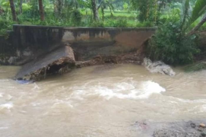 Jembatan Gantung di Cijaku Lebak Putus, 9 Warga Alami Luka-Luka 3 Jembatan Gantung di Cijaku Lebak Putus, 9 Warga Alami Luka-Luka