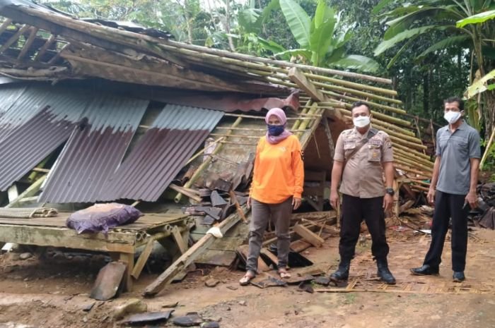 Gempa Bumi Bayah Banten, Satu Rumah Warga di Banjarsari Ambruk 1 Gempa Bumi Bayah Banten, Satu Rumah Warga di Banjarsari Ambruk