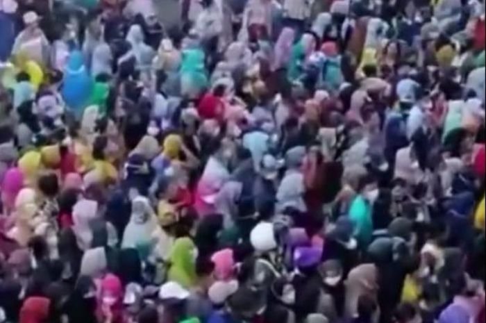 Viral Ratusan Emak-emak Mengantre Beli Minyak Goreng, Netizen: Varian Bimolicron