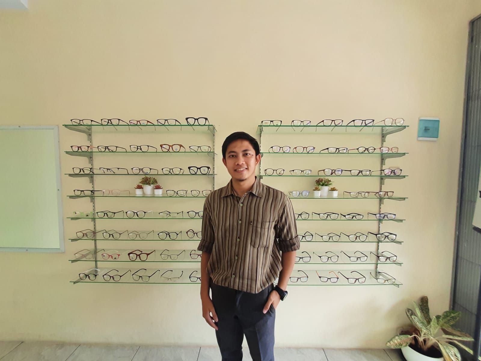 Gibuku Kacamata Berikan 1 Tahun Garansi Lensa 8 Gibuku Kacamata Berikan 1 Tahun Garansi Lensa