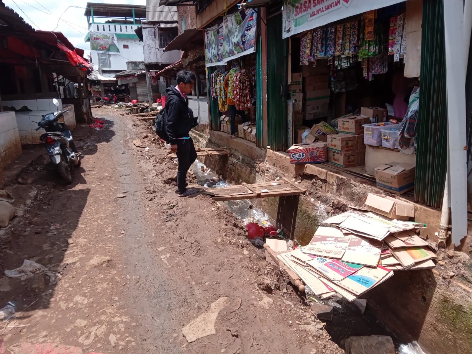 Proyek Drainase Pasar Badak Pandeglang Dikeluhkan Pedagang 1 Proyek Drainase Pasar Badak Pandeglang Dikeluhkan Pedagang