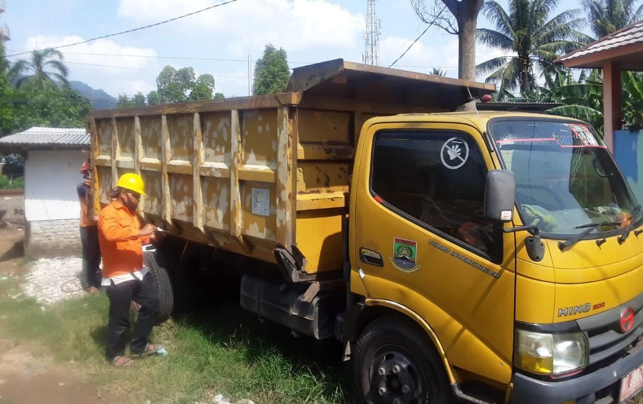 Anggaran Macet, Sopir Truk Sampah di Cilegon Beli Solar Pakai Uang Pribadi 6 Anggaran Macet, Sopir Truk Sampah di Cilegon Beli Solar Pakai Uang Pribadi