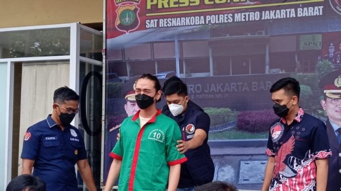 Vokalis Band Sisitipsi Fauzan Lubis jadi Tersangka Kasus Narkoba, Usai Terbukti Konsumsi Ganja 1 Vokalis Band Sisitipsi Fauzan Lubis jadi Tersangka Kasus Narkoba, Usai Terbukti Konsumsi Ganja