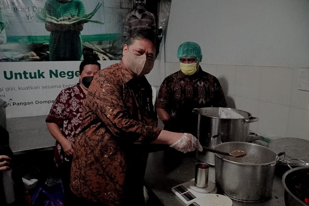 Kunjungi Pabrik Pengalengan Makanan di DIY, Airlangga: UMKM Bisa Go Internasional 2 Kunjungi Pabrik Pengalengan Makanan di DIY, Airlangga: UMKM Bisa Go Internasional