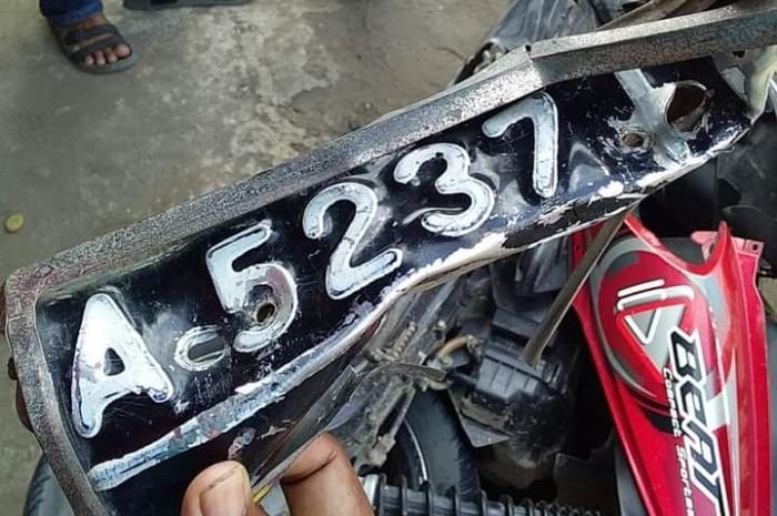 Pasutri Tertabrak Truk di Jalan Raya Serang-Tangerang, Suami tewas 1 Pasutri Tertabrak Truk di Jalan Raya Serang-Tangerang, Suami tewas