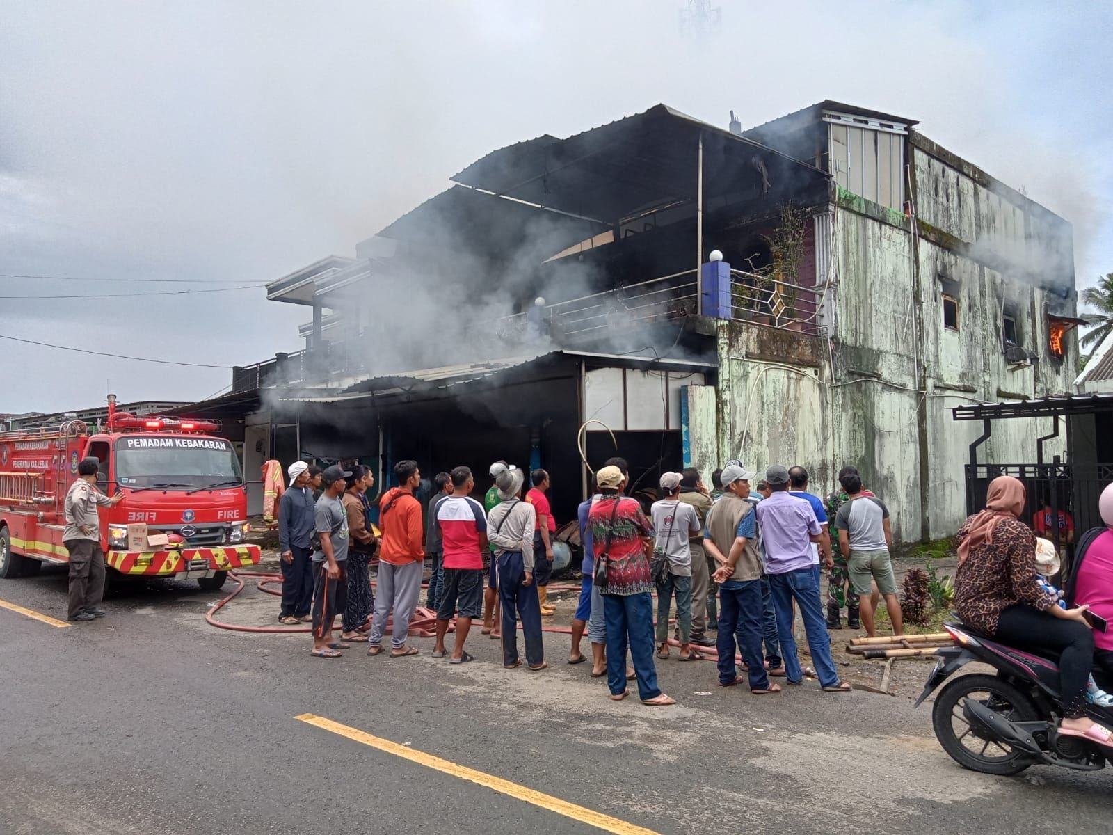Kebakaran Hebat di Lebak, Pemilik Ruko Nekat Loncat dari Lantai Dua