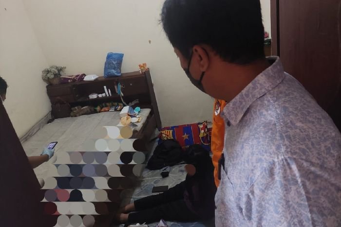 Diduga Bunuh Bayi yang Baru Lahir, Seorang Ibu di Kota Serang Diamankan Polisi 1 Diduga Bunuh Bayi yang Baru Lahir, Seorang Ibu di Kota Serang Diamankan Polisi