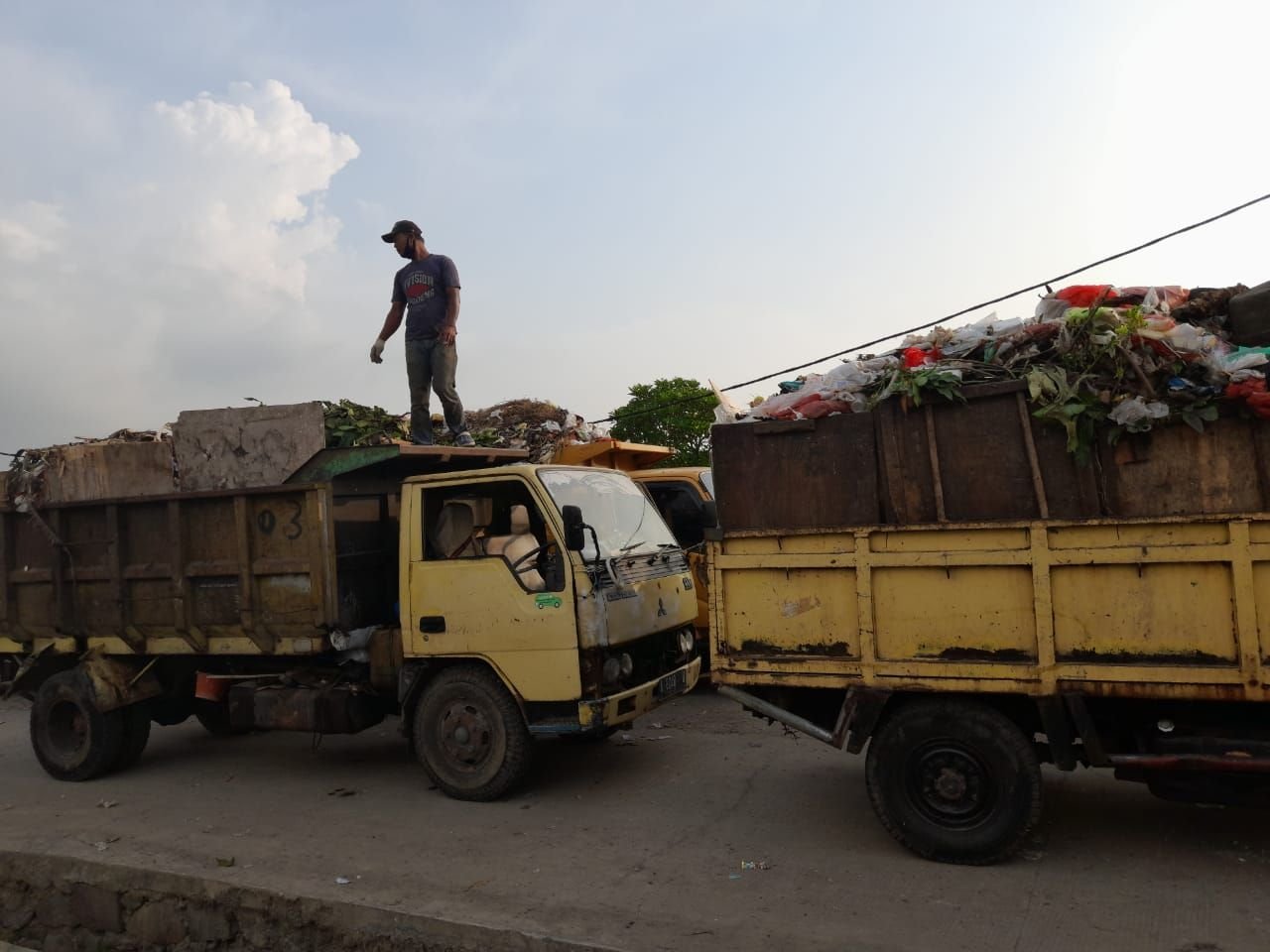 Alat Berat Rusak, Antrean Mobil Sampah Mengular di TPSA Bagendung Kota Cilegon 5 Alat Berat Rusak, Antrean Mobil Sampah Mengular di TPSA Bagendung Kota Cilegon