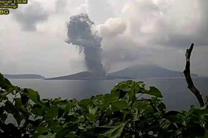 Kondisi Terkini Gunung Anak Krakatau, Keluarkan Asap Hitam Setinggi 2.000 Meter hingga Meletus 19 Kali
