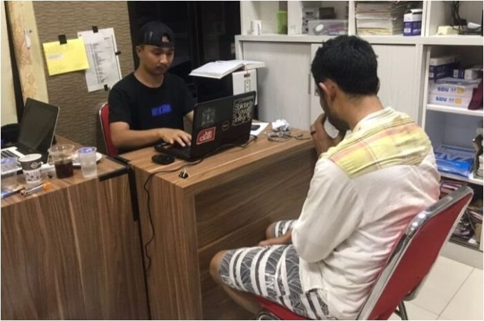 Pria Asal Pandeglang Ini Nekat Gadai Mobil Rental hingga Diciduk Polisi, Entah Apa yang Merasukinya 8 Pria Asal Pandeglang Ini Nekat Gadai Mobil Rental hingga Diciduk Polisi, Entah Apa yang Merasukinya