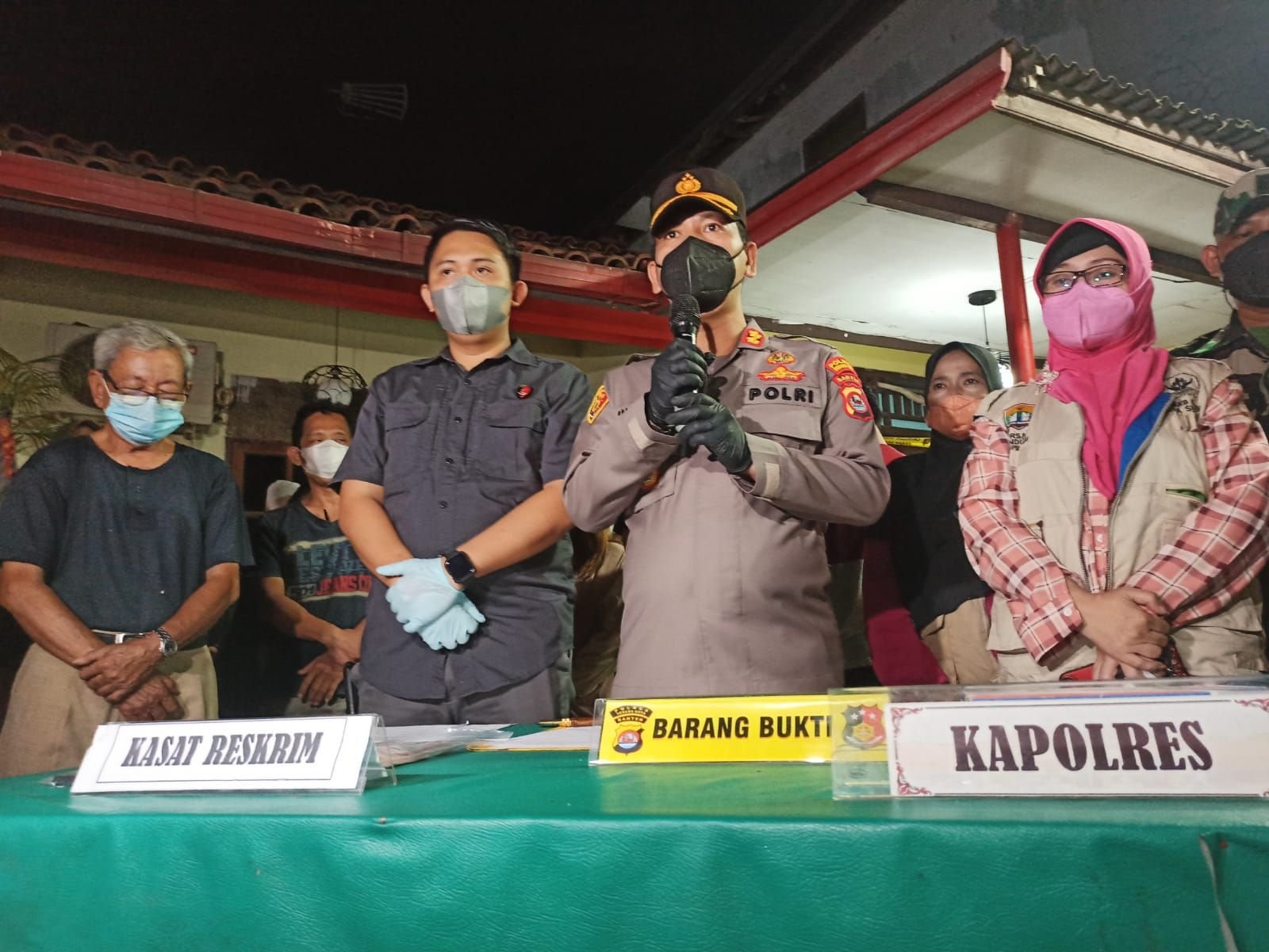 Orang tua Diamankan Karena Kasus Prostitusi Online di Kota Serang, Begini Nasib Anak Kembarnya 1 Jual Pacar ke Pria Hidung Belang, Pria Ini Cuma Diupah Uang Makan