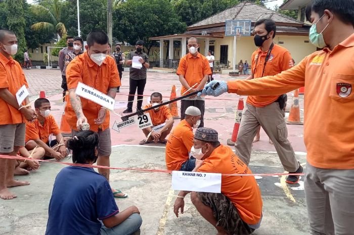Rekonstruksi Pengeroyokan Tahanan Polres Cilegon Berujung Kematian, Keluarga Korban Sebut Ada Kejanggalan 3 Rekonstruksi Pengeroyokan Tahanan Polres Cilegon Berujung Kematian, Keluarga Korban Sebut Ada Kejanggalan
