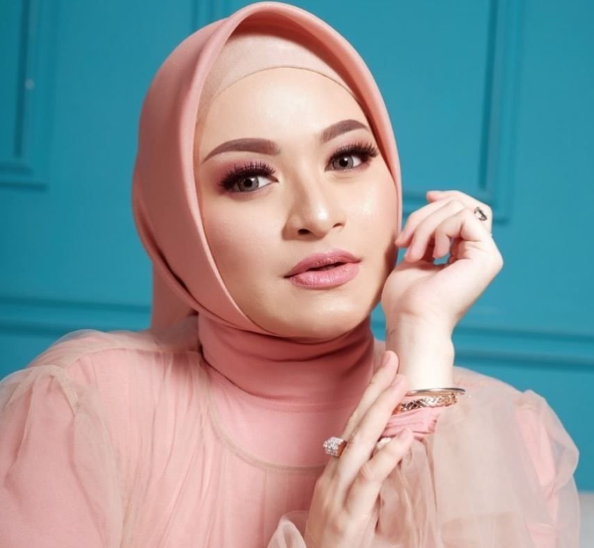 20 Deretan Artis dan Tokoh Publik yang Berbondong-Bondong Jadi Mualaf, Nomor 14 Paling Tidak Disangka 1 20 Deretan Artis dan Tokoh Publik yang Berbondong-Bondong Jadi Mualaf, Nomor 14 Paling Tidak Disangka