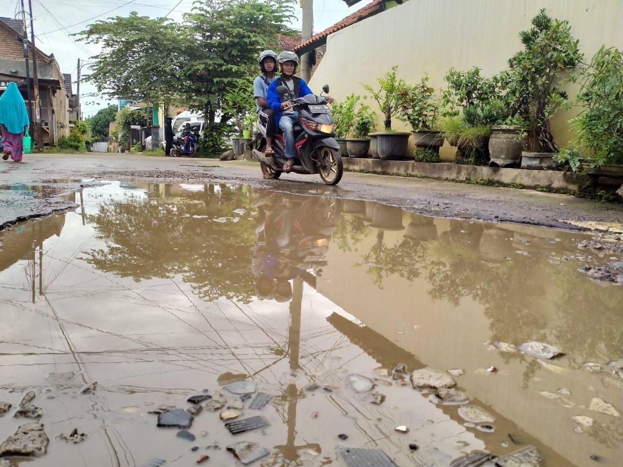 Warga Capek! Jalan RS Pemda Kota Serang Mirip Kubangan Kerbau