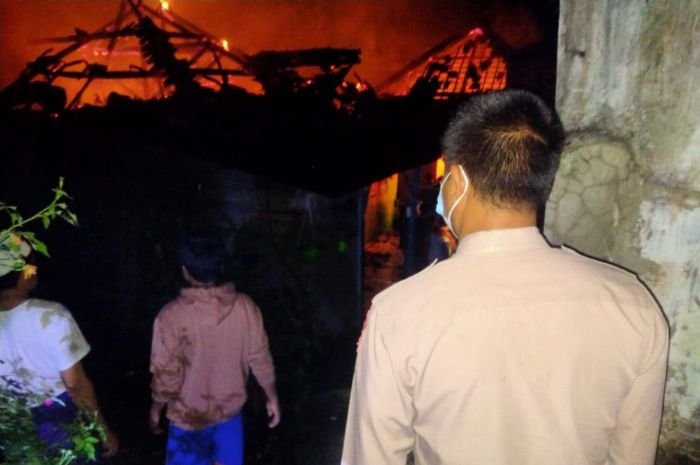Korsleting Listrik, Dua Rumah di Kabupaten Lebak Hangus Terbakar 9 Korsleting Listrik, Dua Rumah di Kabupaten Lebak Hangus Terbakar