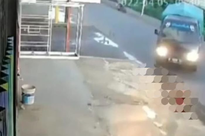 Viral! Detik-detik Seorang Bocah Tertabrak Mobil hingga Terpental, Warganet: Horor Banget 1 Viral! Detik-detik Seorang Bocah Tertabrak Mobil hingga Terpental, Warganet: Horor Banget