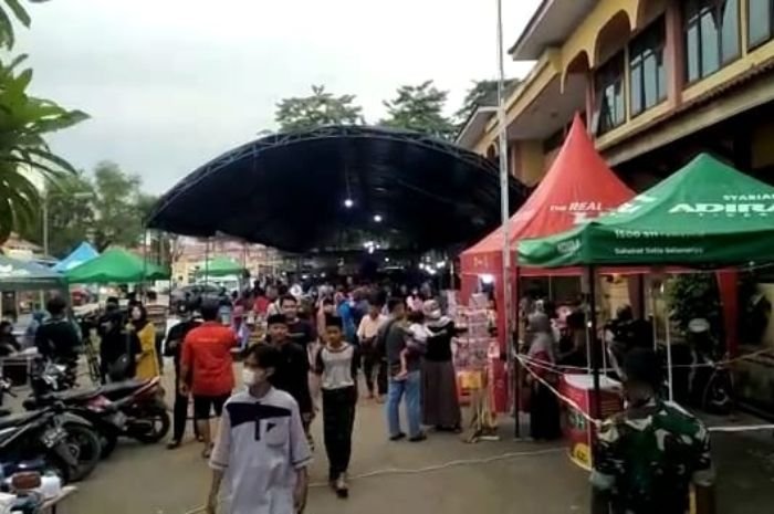 Vakum 2 Tahun, Bazar Takjil di Halaman Masjid Agung Ats Tsauroh Kota Serang Kembali Dibuka 1 Vakum 2 Tahun, Bazar Takjil di Halaman Masjid Agung Ats Tsauroh Kota Serang Kembali Dibuka