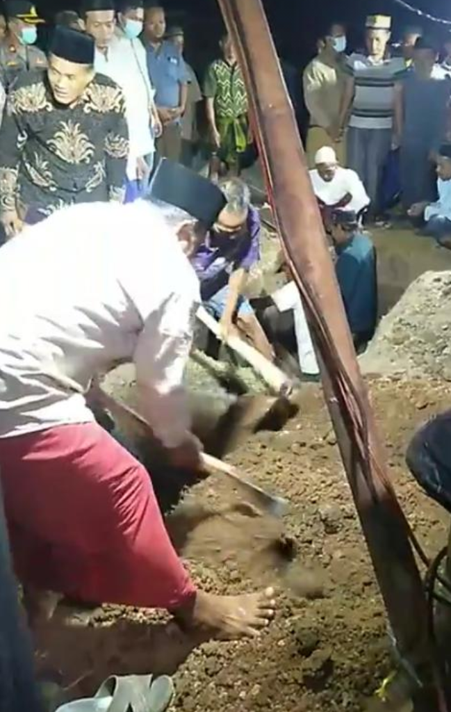 Jenazah Korban Pembunuhan Sadis Kabupaten Serang Dimakamkan Bersebelahan 1 Jenazah Korban Pembunuhan Sadis Kabupaten Serang Dimakamkan Bersebelahan