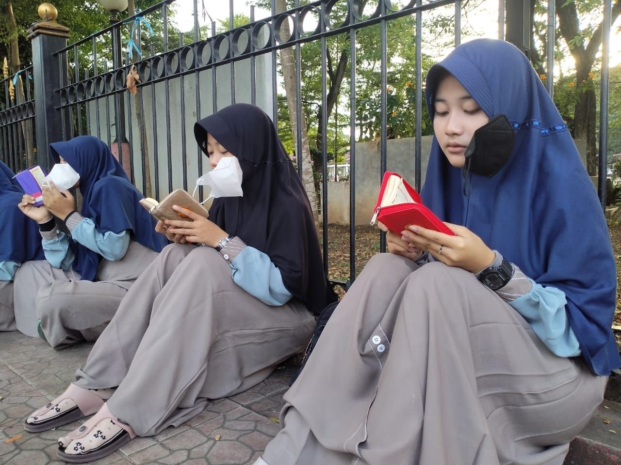 Alasan MUI Banten Haramkan Membaca Al Quran di Atas Trotoar, Mengganggu Pejalan Kaki dan Bisa Picu Kecelakaan 6 Tumbuhkan Cinta Al-Qur'an, 1.000 Santri Bertadarus Al-Qur'an di Kota Serang