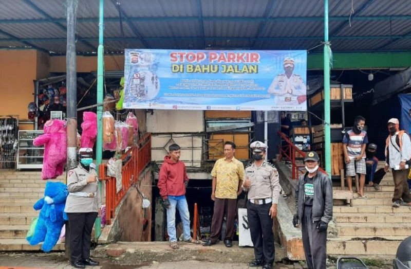 Polisi Larang Parkir di Bahu Jalan Pasar Badak