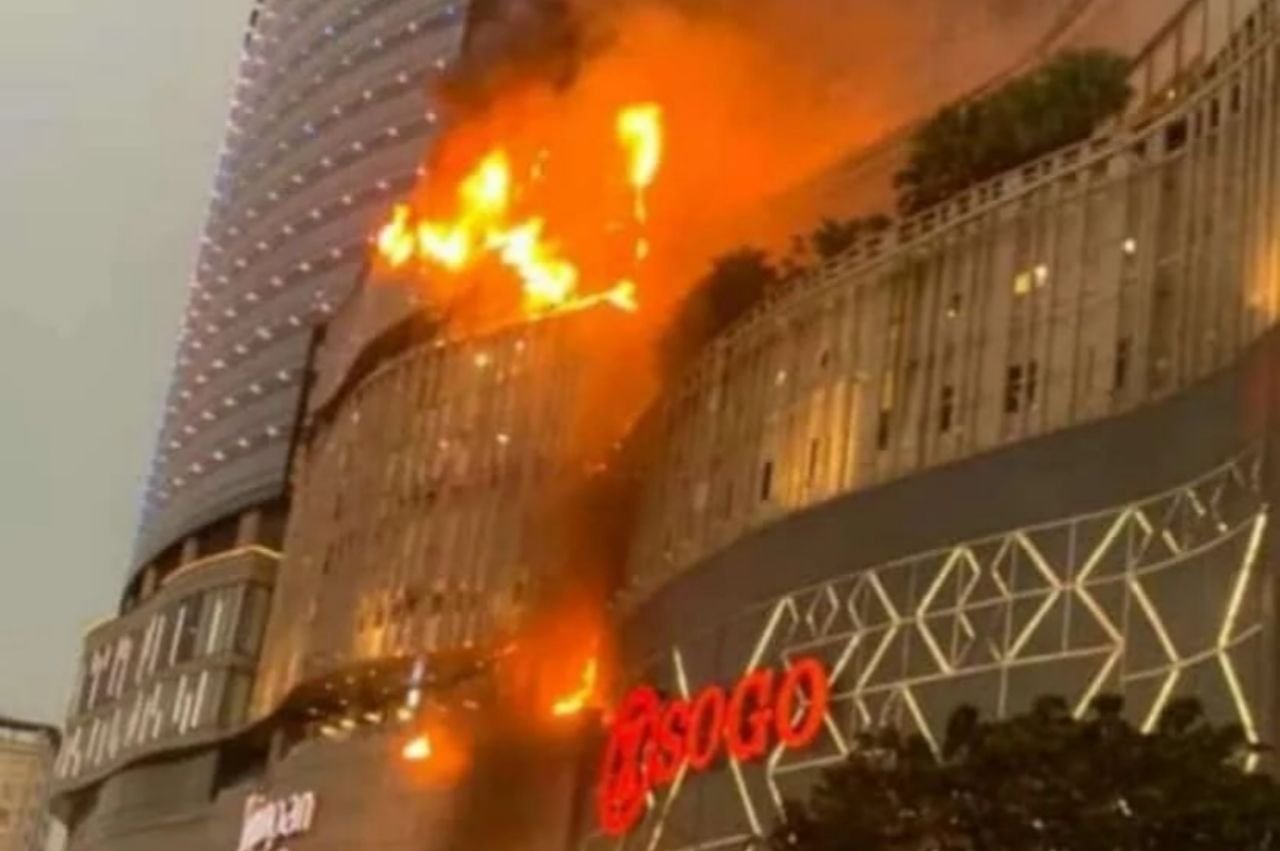 Tunjungan Plaza Surabaya Kebakaran, Api Berjatuhan Seperti Meteor
