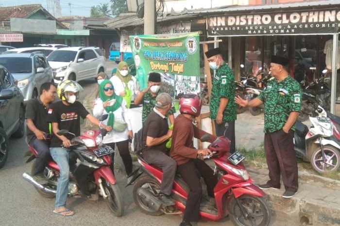 Berbagi Kebahagiaan, GPK Desa Serdang Kabupaten Serang Bagi-bagi Ratusan Paket Takjil