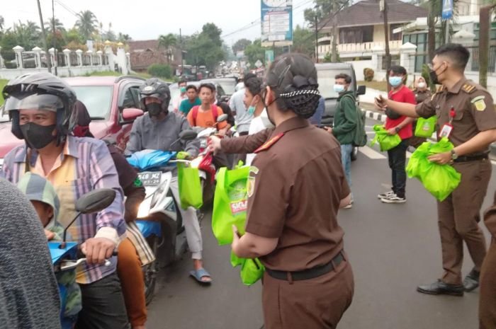 Ramadhan Berkah, Kejari Pandeglang Bagi-bagi Takjil untuk Berbuka Puasa