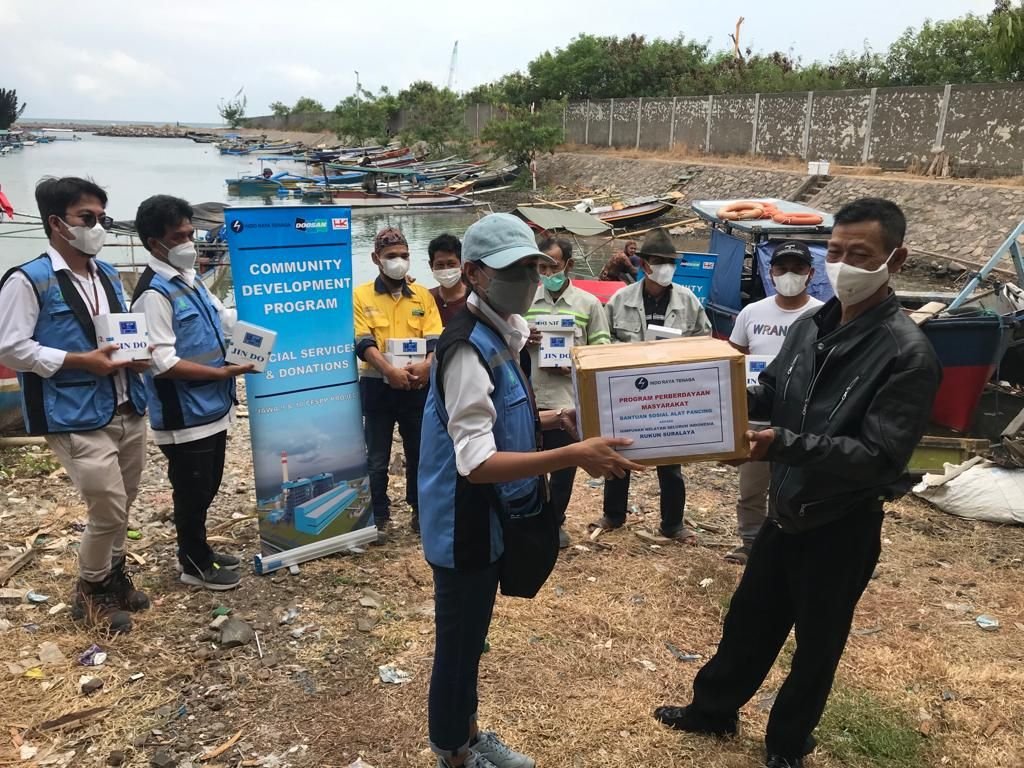 Nelayan Suralaya Terima Bantuan Alat Pancing dari PT IRT